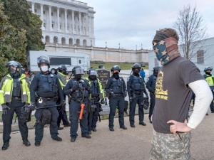 Более 50 полицейских пострадали в ходе беспорядков в Вашингтоне