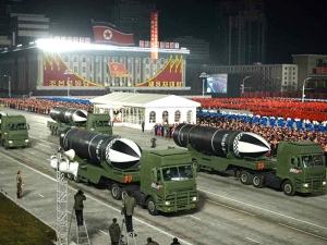 КНДР на военном параде показала новые баллистические ракеты - 