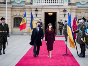 Новый президент Молдавии из-за пандемии и экономии совершила первую зарубежную поездку на автомобиле