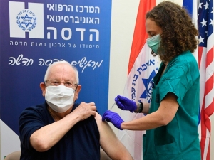 Президент Израиля Реувен Ривлин привился  от коронавируса вакциной Pfizer