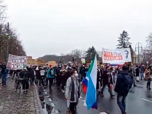В Берлине в поддержку Навального вышли более 3000 человек. Это самая массовая русскоязычная политическая акция в истории города