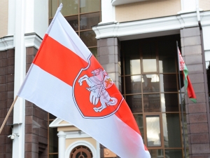 Власти Белоруссии намерены признать экстремистским оппозиционный  бело-красно-белый флаг