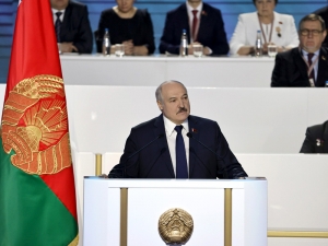 Александр Лукашенко обещал перестать цепляться за власть, если протесты прекратятся