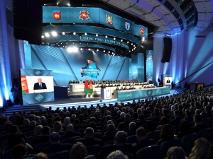 Лукашенко раскритиковал владельцев смартфонов и айфонов на Всебелорусском народном собрании