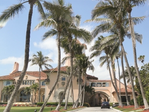 Соседи Трампа добиваются его выселения из резиденции 'Мар-о-Лаго' во Флориде