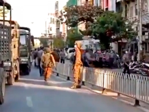 В Мьянме полиция разгоняет протестующих резиновыми пулями